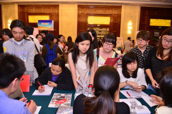 新浪國際教育展現(xiàn)場爆棚 學(xué)子逐夢熱潮中，金牌顧問成焦點(diǎn)