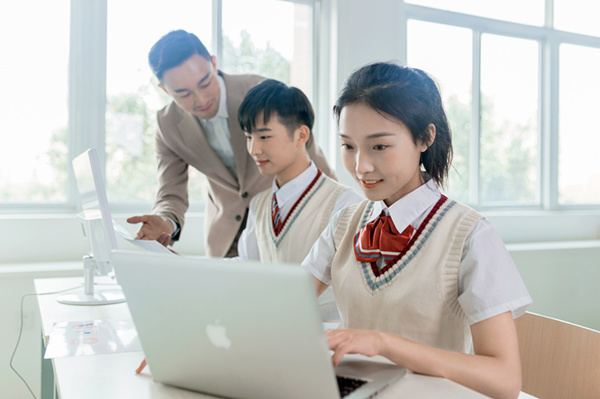 學(xué)電腦在哪里報(bào)名？計(jì)算機(jī)培訓(xùn)與入門全過程科普